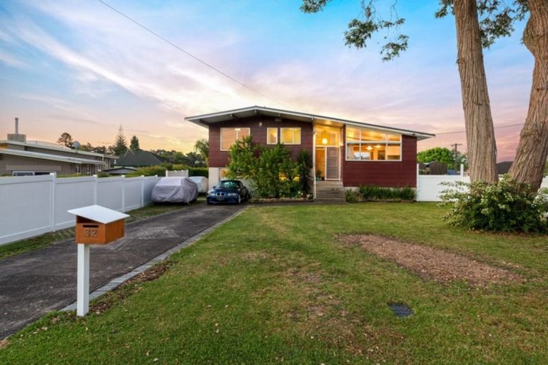 Photo of property in 32 Renata Crescent, Te Atatu Peninsula, Auckland, 0610