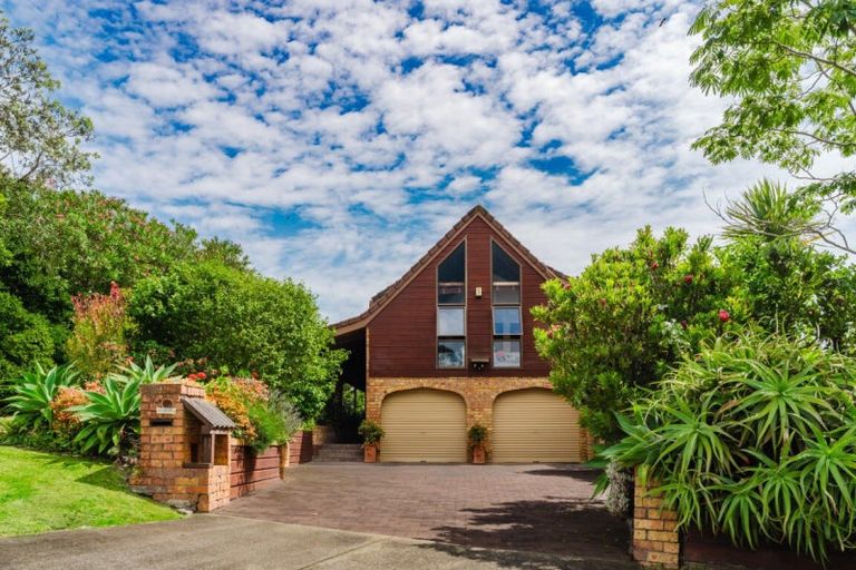 Photo of property in 11 Chelverton Terrace, Red Beach, 0932