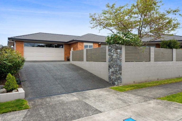 Photo of property in 2 Manurau Crescent, Merrilands, New Plymouth, 4312