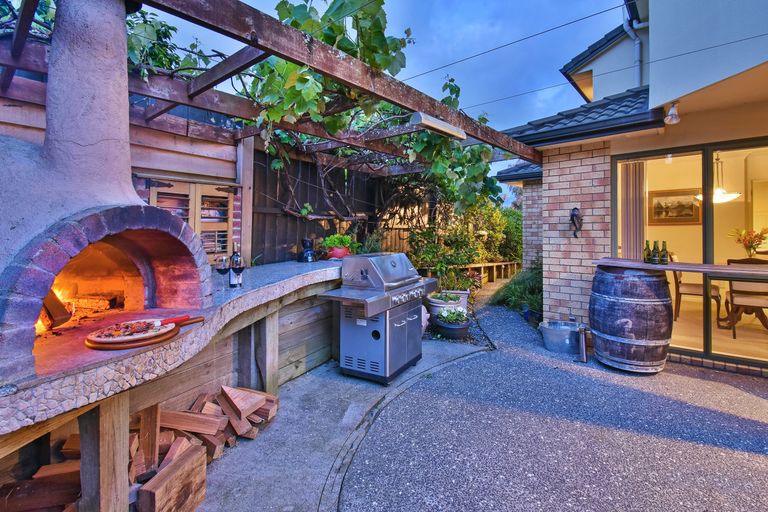 Photo of property in 2/11 The Rosebowl, Sunnyhills, Auckland, 2010