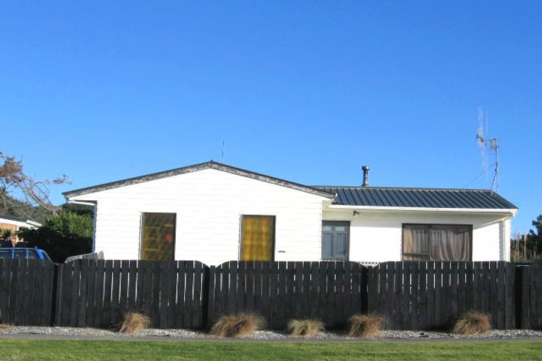 Photo of property in 16 Scott Avenue, Otaki Beach, Otaki, 5512