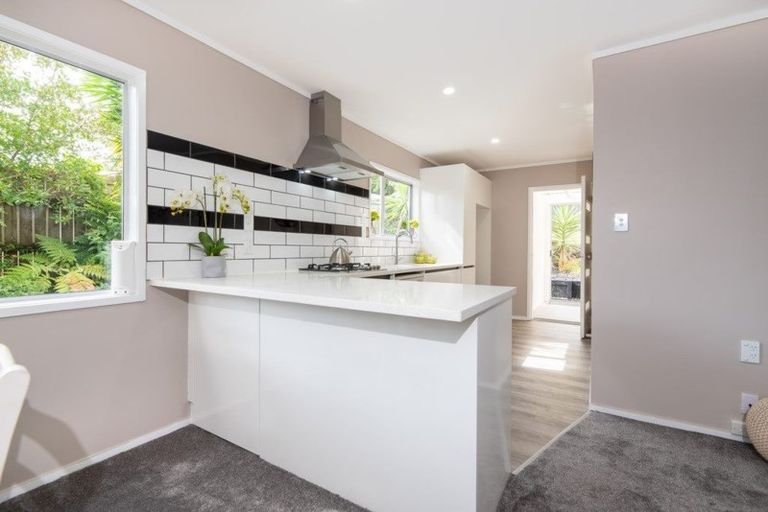 Photo of property in 2/34 Candia Road, Swanson, Auckland, 0614