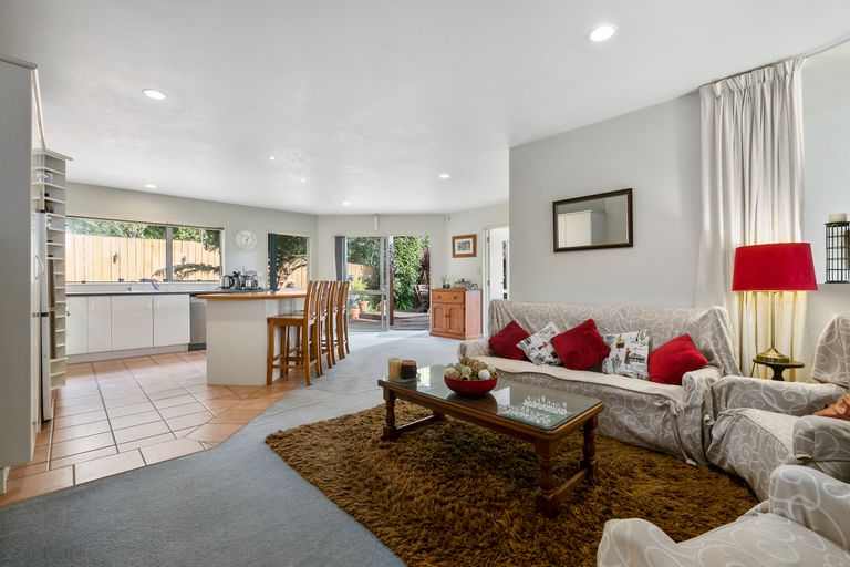 Photo of property in 22 Margaret Henry Crescent, Oteha, Auckland, 0632