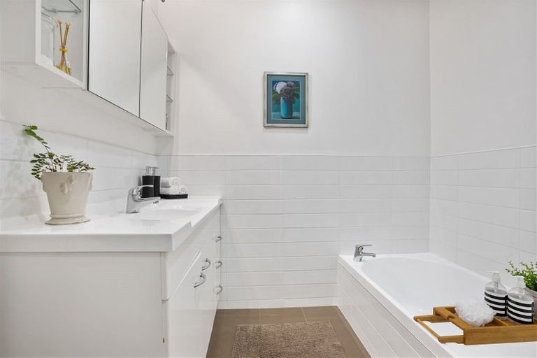 Photo of property in 2/14 Frieston Road, Milford, Auckland, 0620