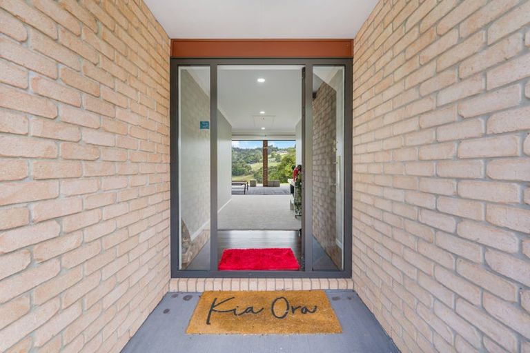 Photo of property in 165b Oraha Road, Kumeu, 0892