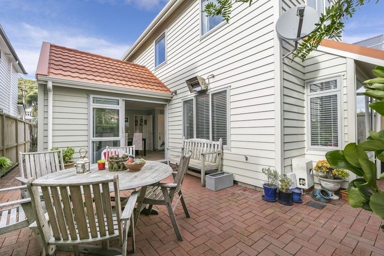 Photo of property in 2/6 The Parade, Island Bay, Wellington, 6023