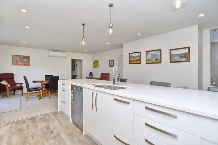 Photo of property in 1 Glenbarr Lane, Broomfield, Christchurch, 8042