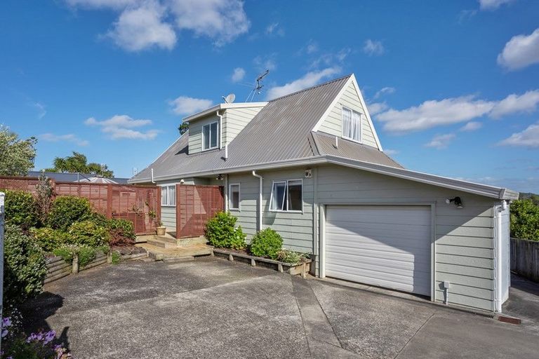 Photo of property in 14 Seaglen Place, Botany Downs, Auckland, 2010