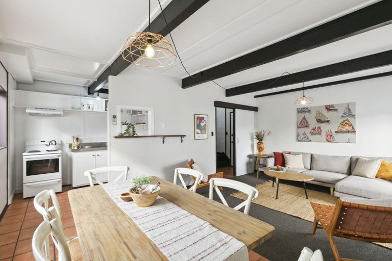 Photo of property in 140 Akaroa Drive, Maupuia, Wellington, 6022