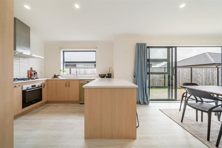 Photo of property in 8 Whitten Way, Wallaceville, Upper Hutt, 5018