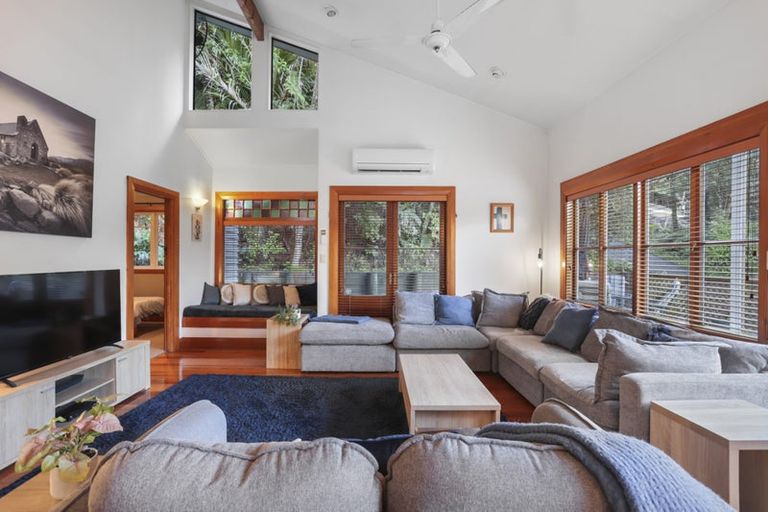 Photo of property in 47 Rimu Road, Oratia, Auckland, 0604