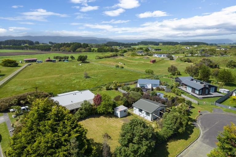 Photo of property in 8 Sand Dune Grove, Waikawa Beach, Manakau, 5573