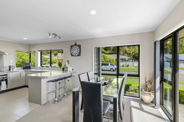 Photo of property in 15 Aragon Grove, Kingsley Heights, Upper Hutt, 5018
