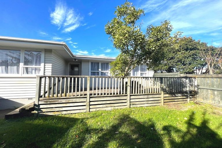Photo of property in 35 Tarata Crescent, Mangere Bridge, Auckland, 2022