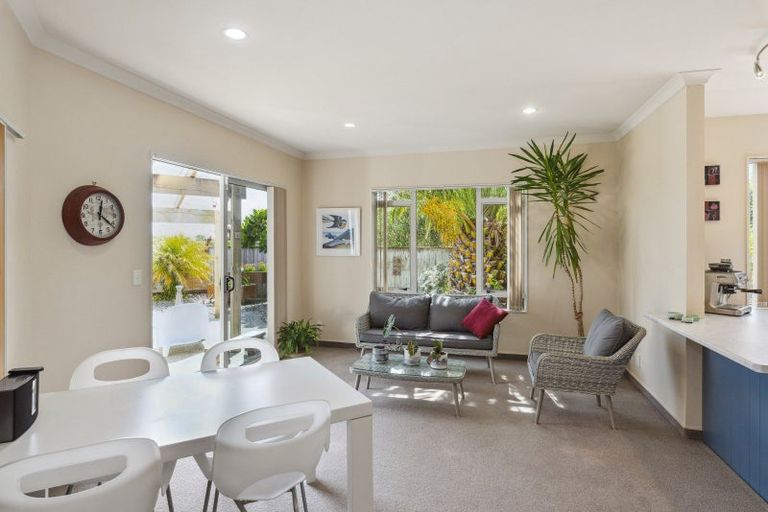 Photo of property in 43 Quadrant Heights, Paraparaumu, 5032