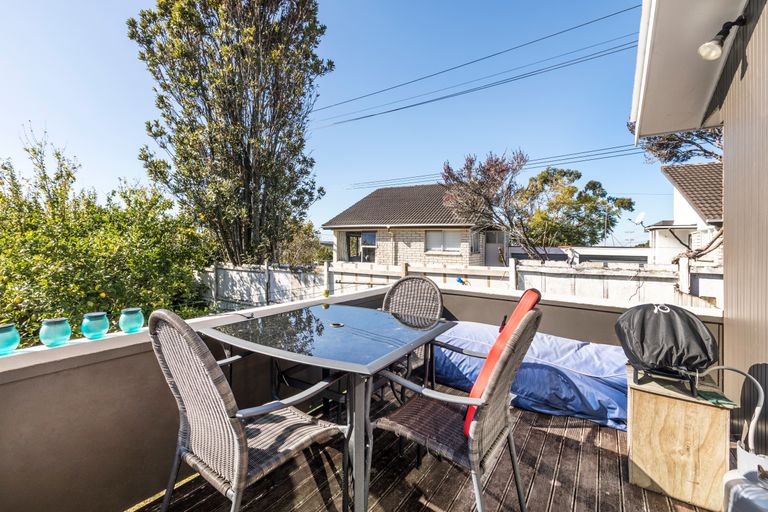 Photo of property in 2/309 Wairau Road, Totara Vale, Auckland, 0627