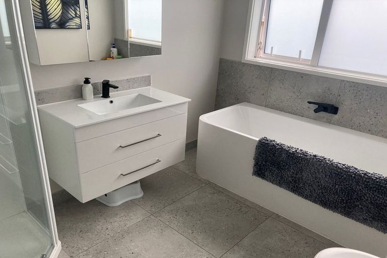 Photo of property in 13 Odlin Lane, Red Beach, 0932