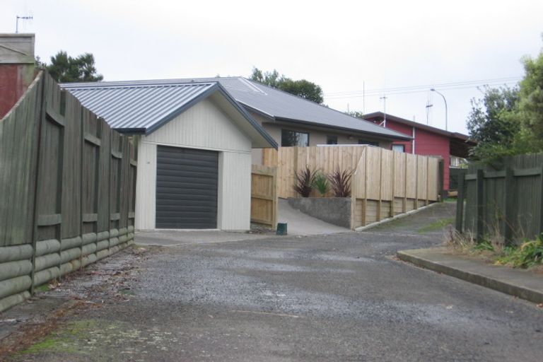 Photo of property in 128 Hillcrest Drive, Kelvin Grove, Palmerston North, 4414