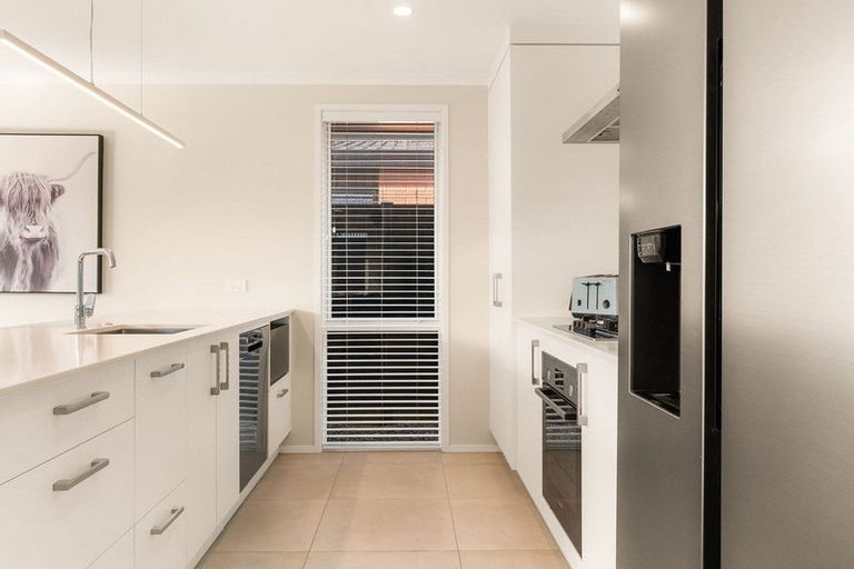 Photo of property in 27 Empire Crescent, Papamoa, 3118