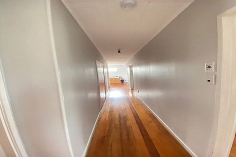 Photo of property in 9 Cockayne Crescent, Sunnynook, Auckland, 0620