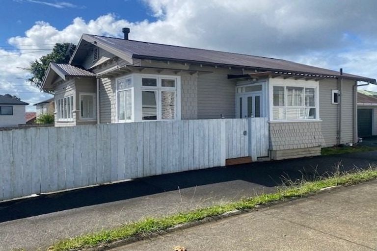 Photo of property in 118a Hutchinson Avenue, New Lynn, Auckland, 0600