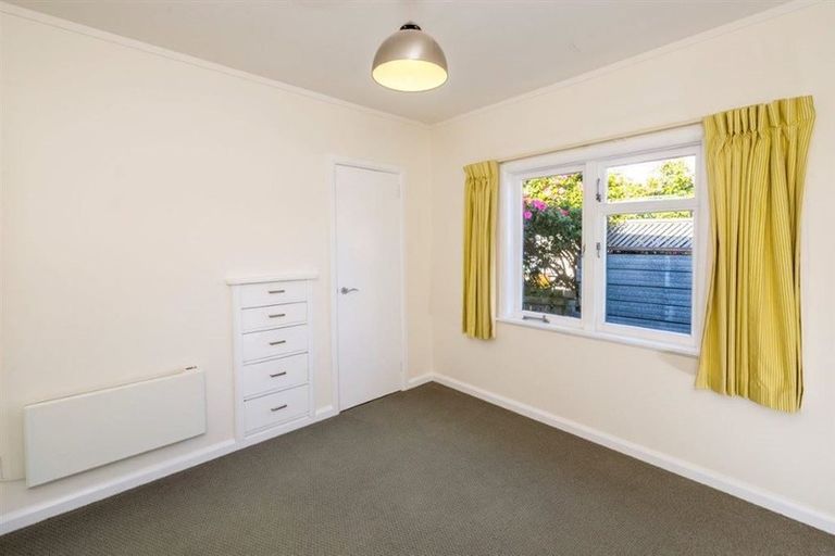 Photo of property in 180 Te Moana Road, Waikanae, 5036