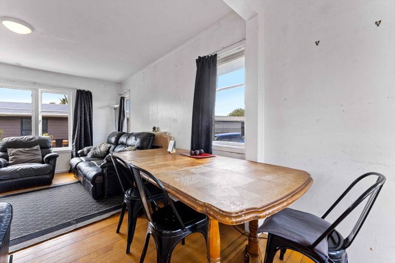 Photo of property in 48 Amberley Avenue, Te Atatu South, Auckland, 0610