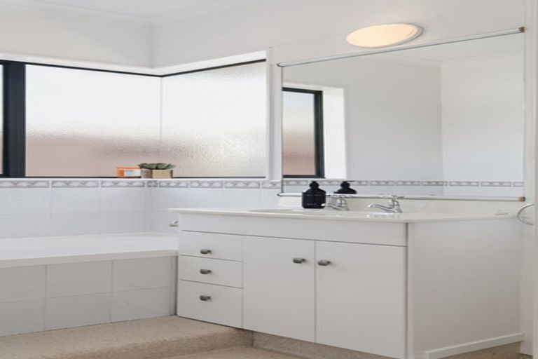 Photo of property in 10 Denny Hulme Drive, Mount Maunganui, 3116