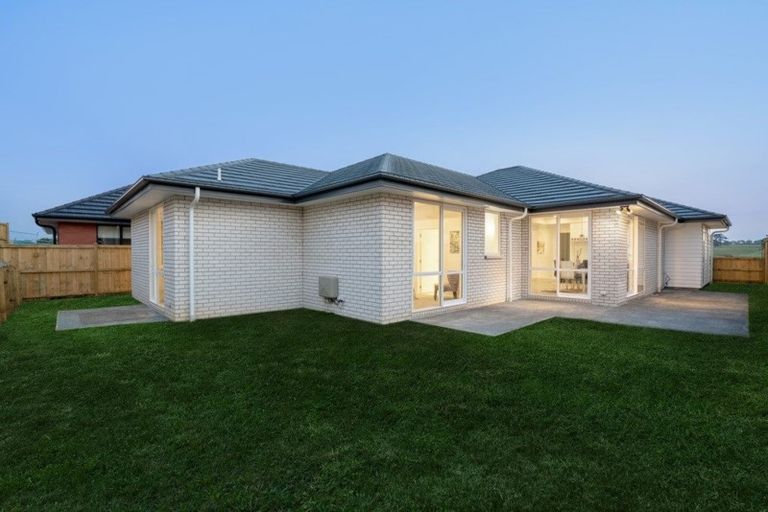 Photo of property in 71 Hayfield Way, Karaka, Papakura, 2113