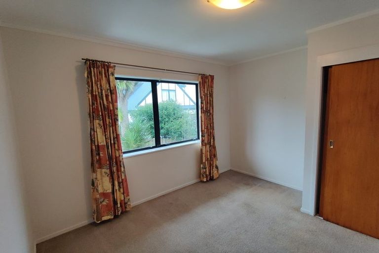Photo of property in 92 Aviemore Drive, Highland Park, Auckland, 2010