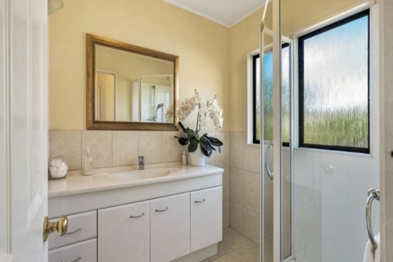 Photo of property in 2/20 Takutai Avenue, Bucklands Beach, Auckland, 2012