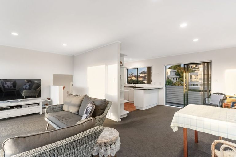 Photo of property in 1a Lobelia Rise, Goodwood Heights, Auckland, 2105