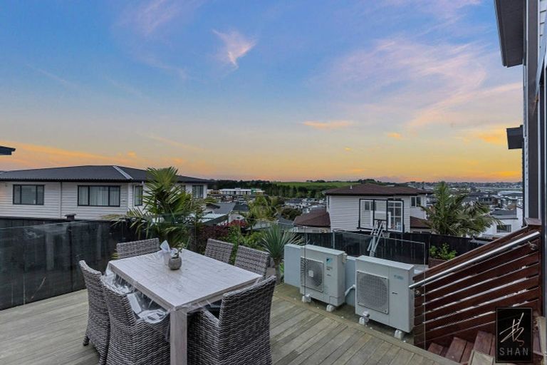 Photo of property in 21 Colliston Rise, Pinehill, Auckland, 0632