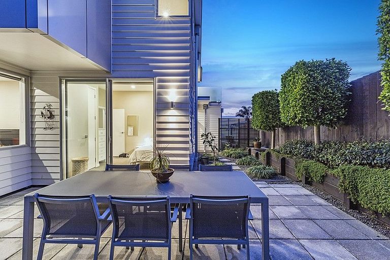 Photo of property in 2/49 Seaview Road, Castor Bay, Auckland, 0620