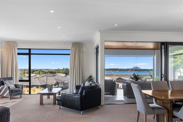 Photo of property in 16 Parkland Rise, Omokoroa, 3114