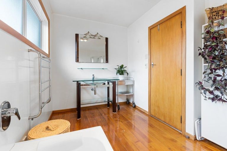 Photo of property in 216 Mangorei Road, Merrilands, New Plymouth, 4312