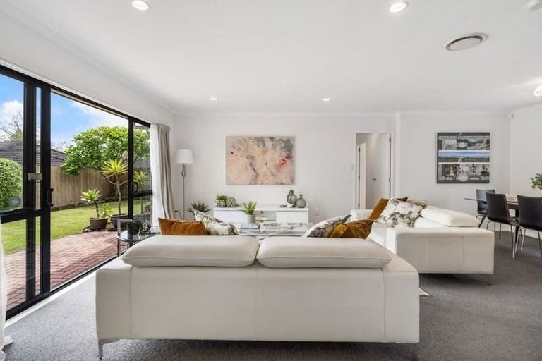 Photo of property in 16 Carisbrook Crescent, Papakura, 2110