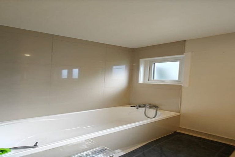 Photo of property in 31 Mandeville Place, Unsworth Heights, Auckland, 0632