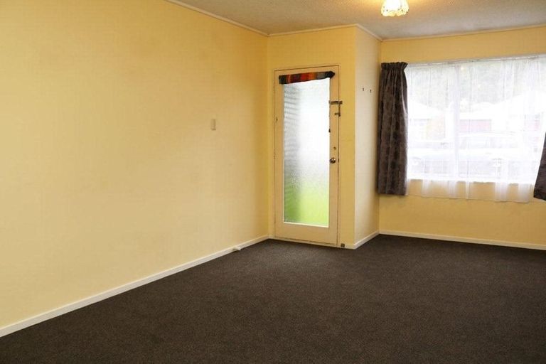 Photo of property in 2/171 Queens Drive, Lyall Bay, Wellington, 6022