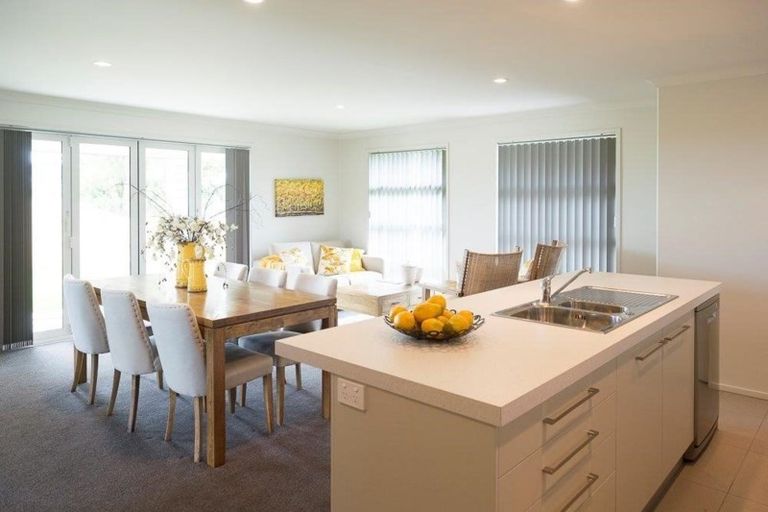 Photo of property in 6 Dumas Place, Rosehill, Papakura, 2113