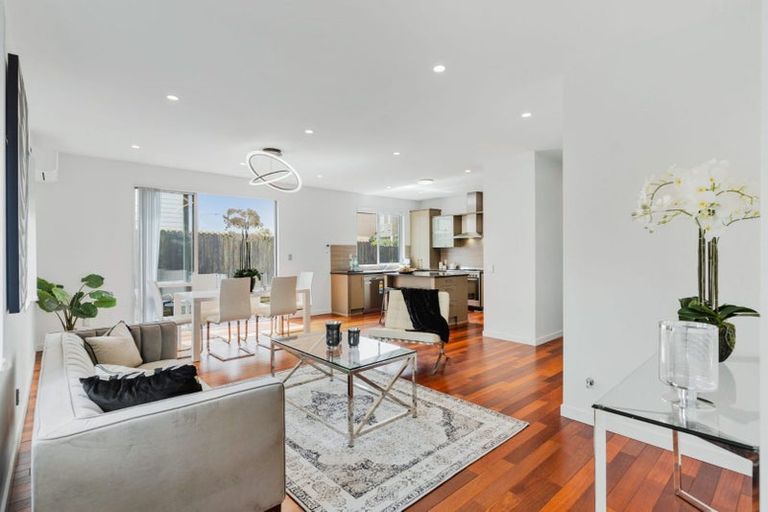 Photo of property in 33 Medallion Drive, Oteha, Auckland, 0632