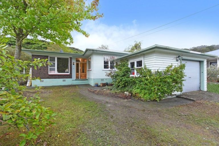 Photo of property in 11 Horoeka Street, Stokes Valley, Lower Hutt, 5019