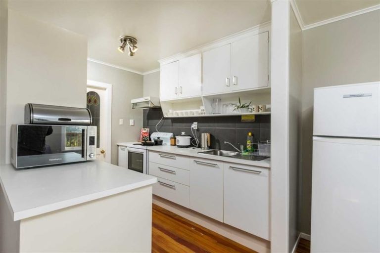 Photo of property in 50 Hobsonville Road, West Harbour, Auckland, 0618