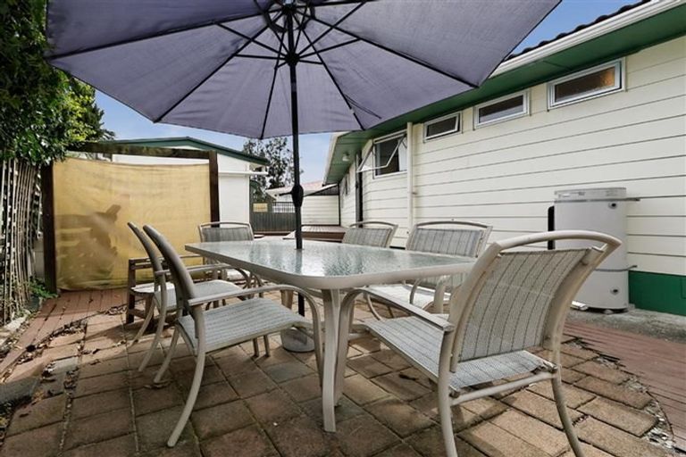 Photo of property in 4 Serwayne Place, Sunnyvale, Auckland, 0612