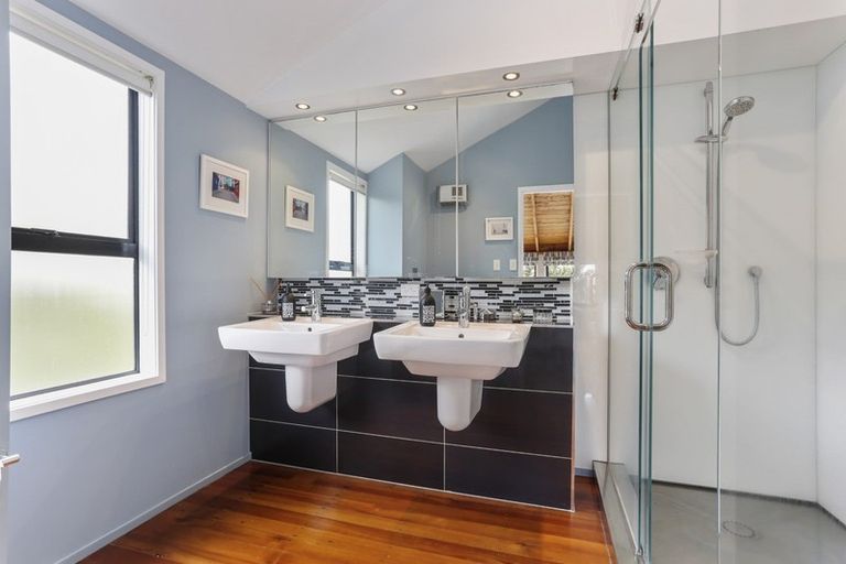 Photo of property in 1 Park Rise, Campbells Bay, Auckland, 0630