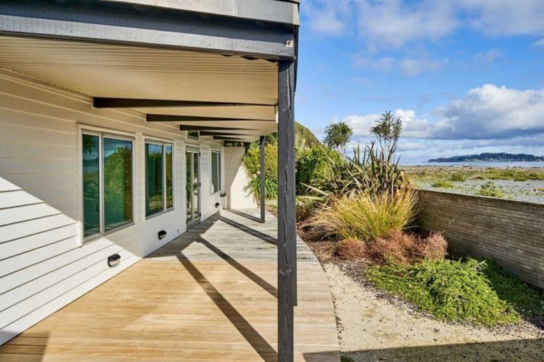 Photo of property in 42 Pukatea Street, Eastbourne, Lower Hutt, 5013