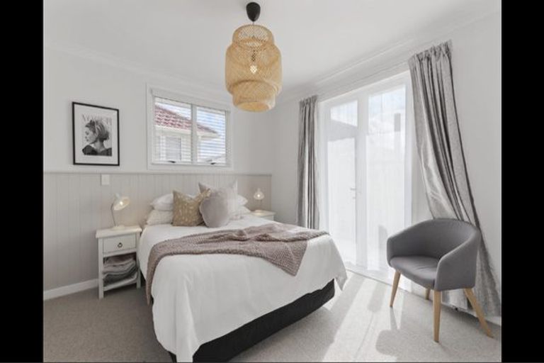 Photo of property in 21 Waione Avenue, Te Atatu Peninsula, Auckland, 0610