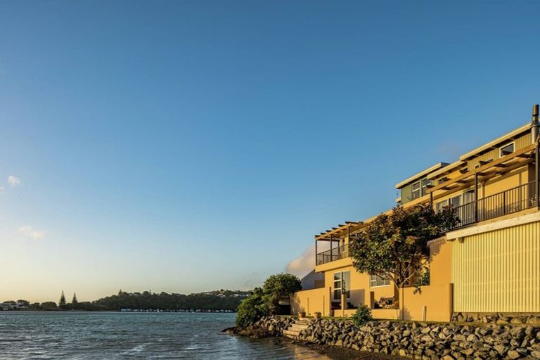 Photo of property in 18a Trevor Terrace, Paremata, Porirua, 5024