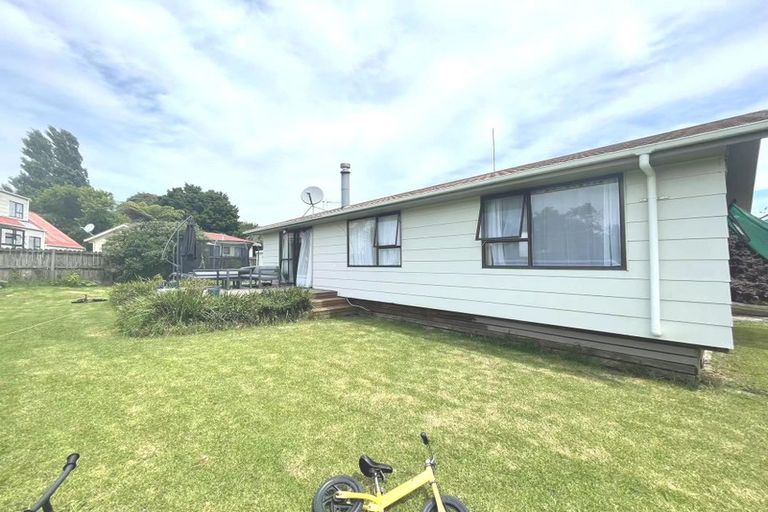 Photo of property in 100 Beach Road, Te Atatu Peninsula, Auckland, 0610