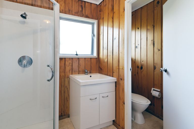 Photo of property in 2/4 Ashbourne Place, Glendene, Auckland, 0602